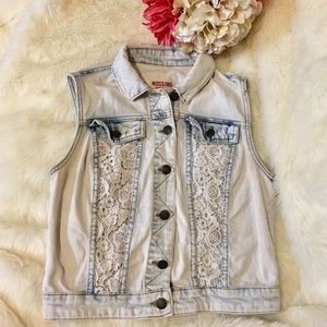 ✨HP✨EUC Lace Button Up Light Wash Denim Vest
